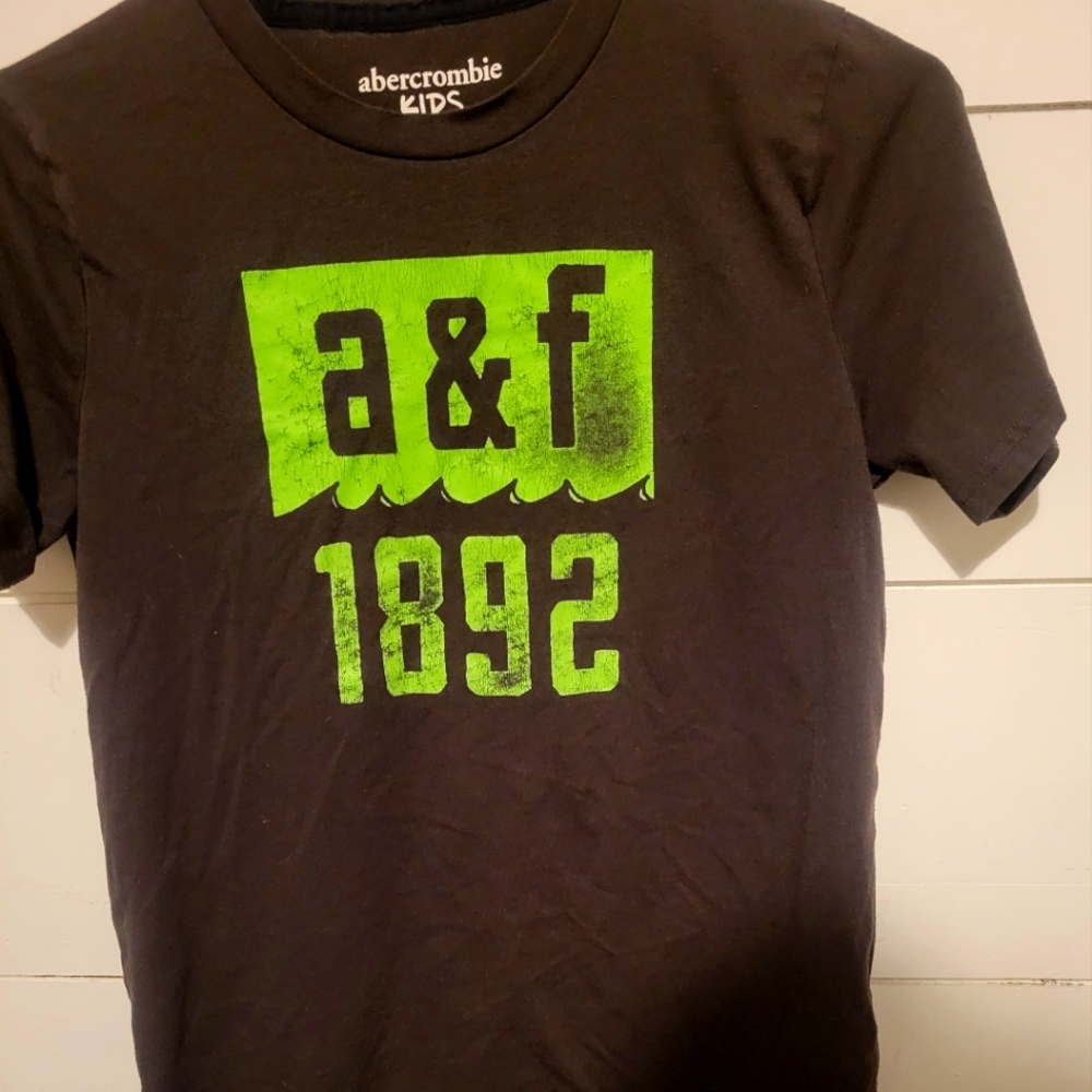 Abercrombie kids tee size 13/14.